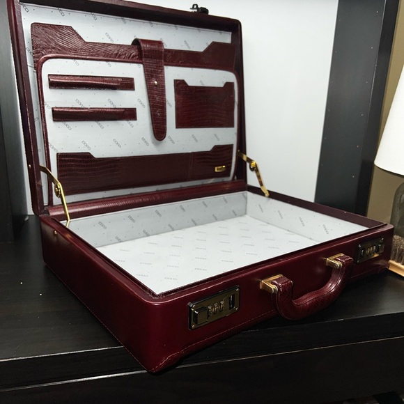 Red Gucci Briefcase with Reptile Skin Texture and Glossy Finish - Picture 3 of 3